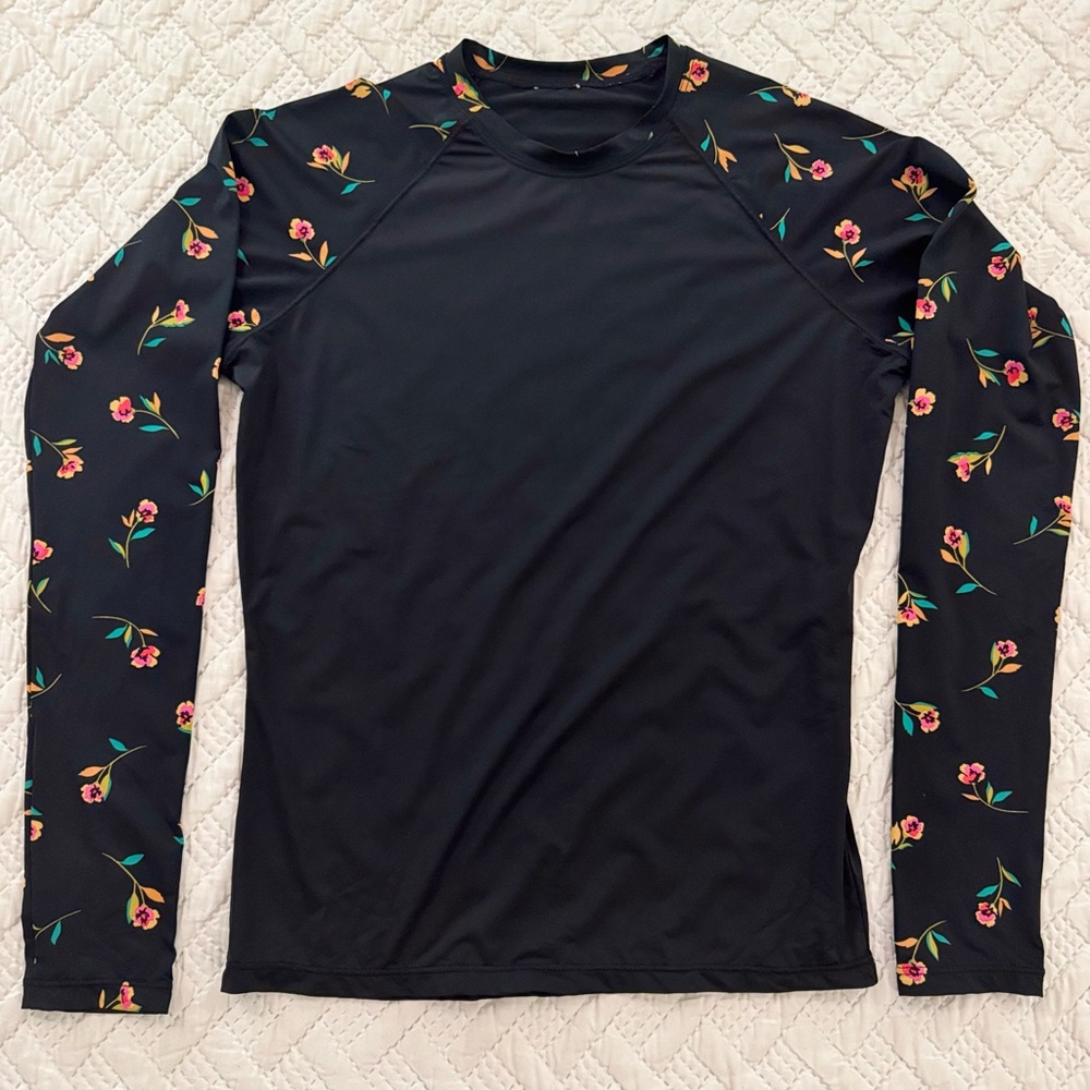 Billabong Women’s Rash Guard for Surf & Swim- Black Floral - Size Small